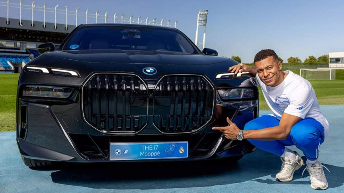 Kylian Mbappé promocionando su nuevo coche de la marca BMW. Kylian Mbappé promocionando su nuevo coche de la marca BMW.