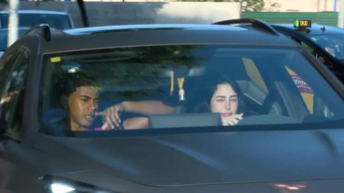 Nicki Nicole llevando a Lamine Yamal a entrenar