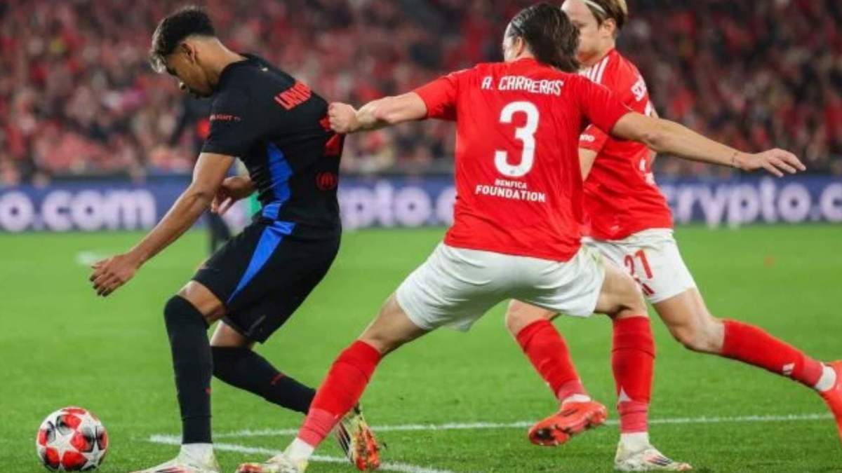 Álvaro Carreras defendiendo a Lamine Yamal en un Benfica Barça