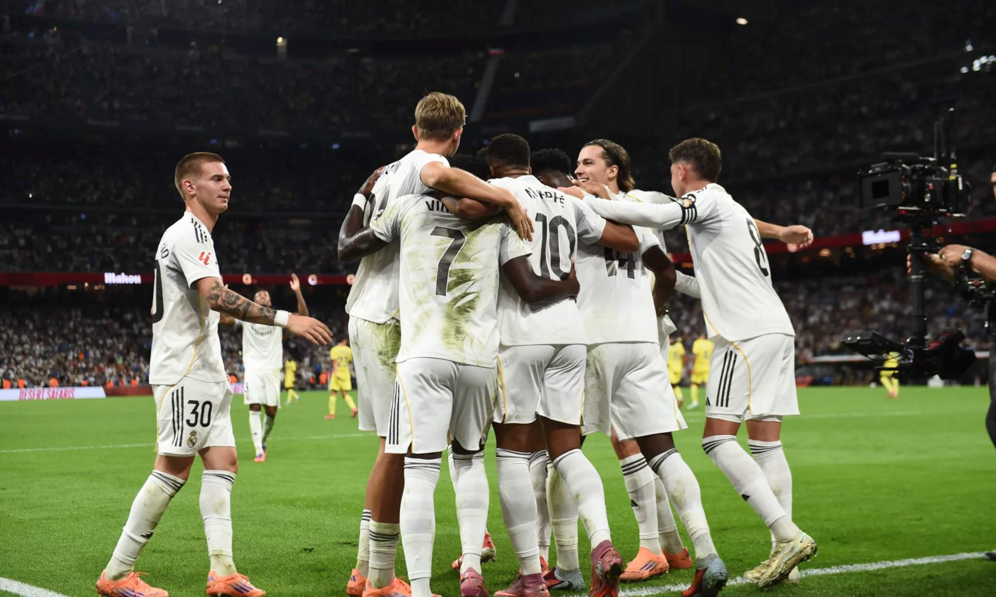 Varios jugadores del Real Madrid celebran un gol del equipo durante un partido de Liga esta temporada.