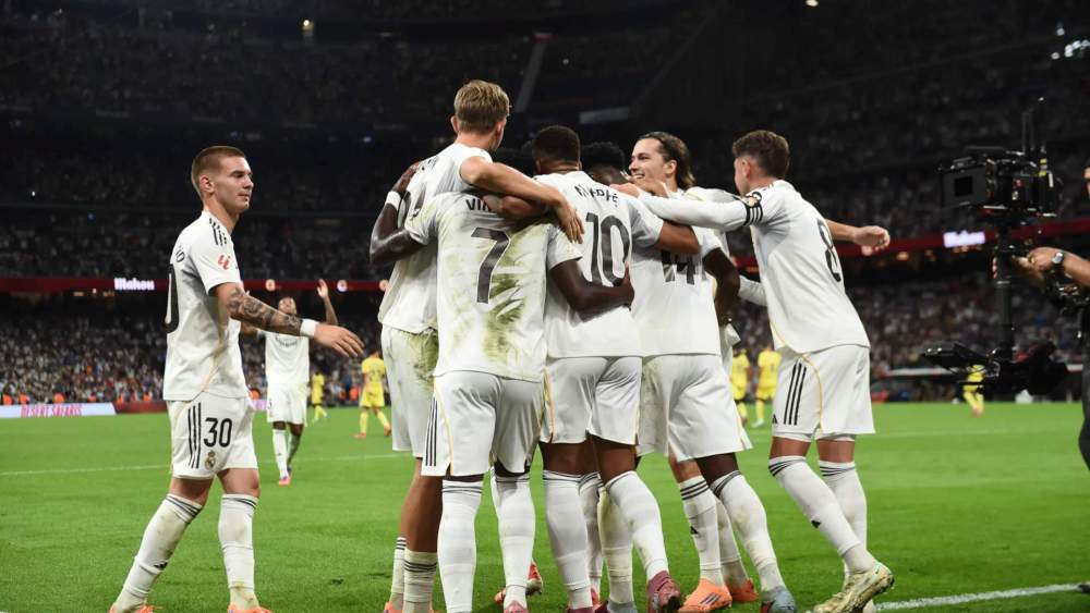 Varios jugadores del Real Madrid celebran un gol del equipo durante un partido de Liga esta temporada.
