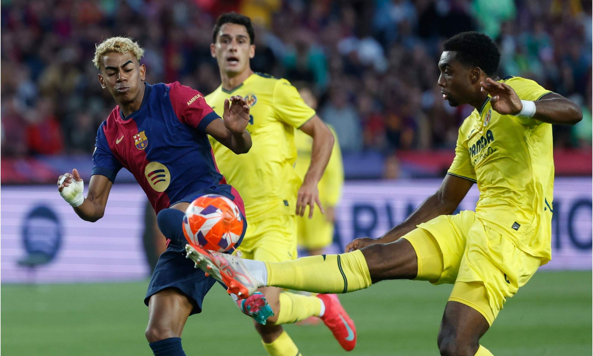 Lamine Yamal, en la lucha por un balón durante un encuentro del curso pasado entre el Barcelona y el Villarreal.