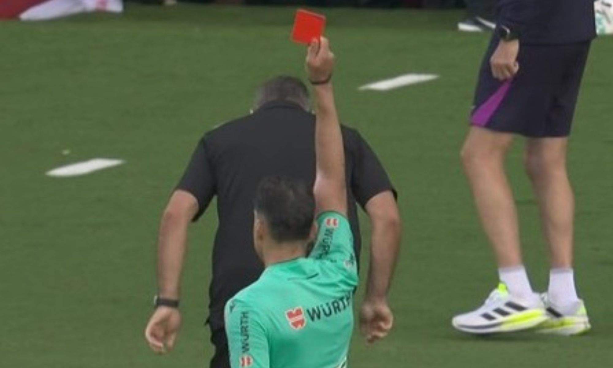 Hansi Flick ve la tarjeta roja en Montjuïc justo antes del Clásico