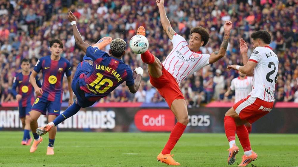 Lamine Yamal y Axel Witsel protagonizan una acción del FC Barcelona-Girona Lamine Yamal y Axel Witsel protagonizan una acción del FC Barcelona-Girona