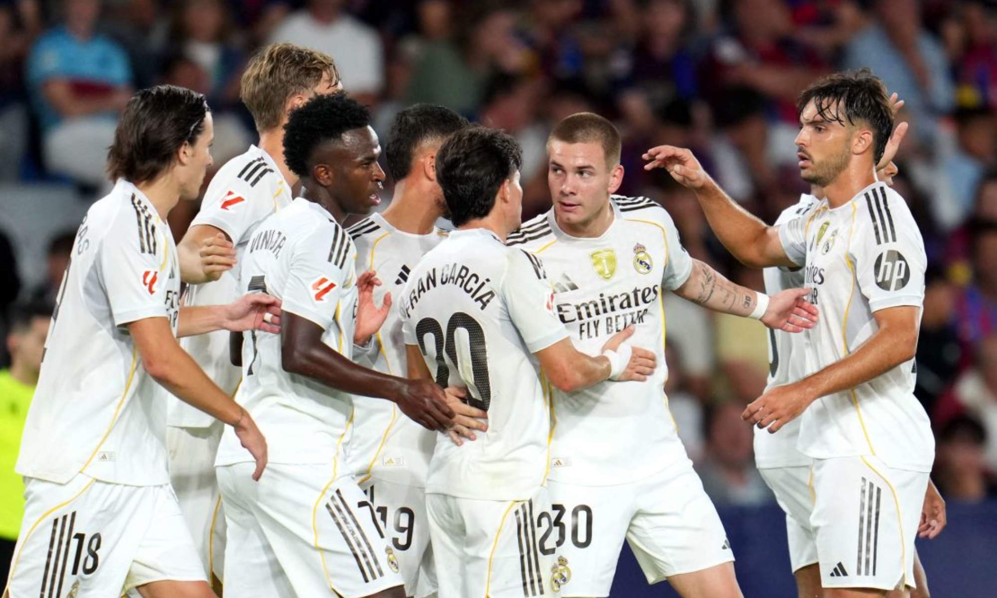 Franco Mastantuono, celebrando un gol con el Real Madrid, junto a algunos de sus compañeros.