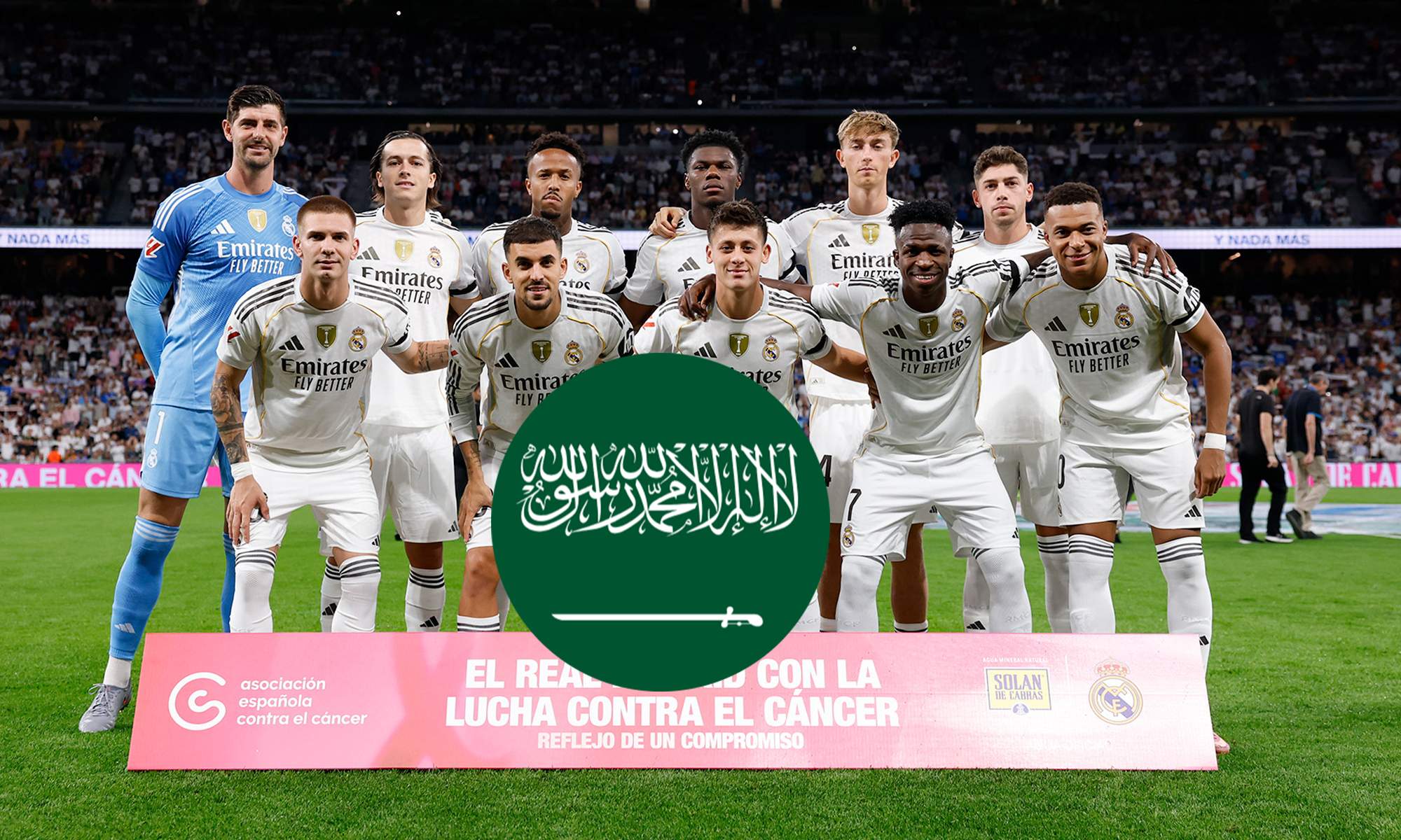 Jugadores del Real Madrid y la bandera de Arabia Saudí.