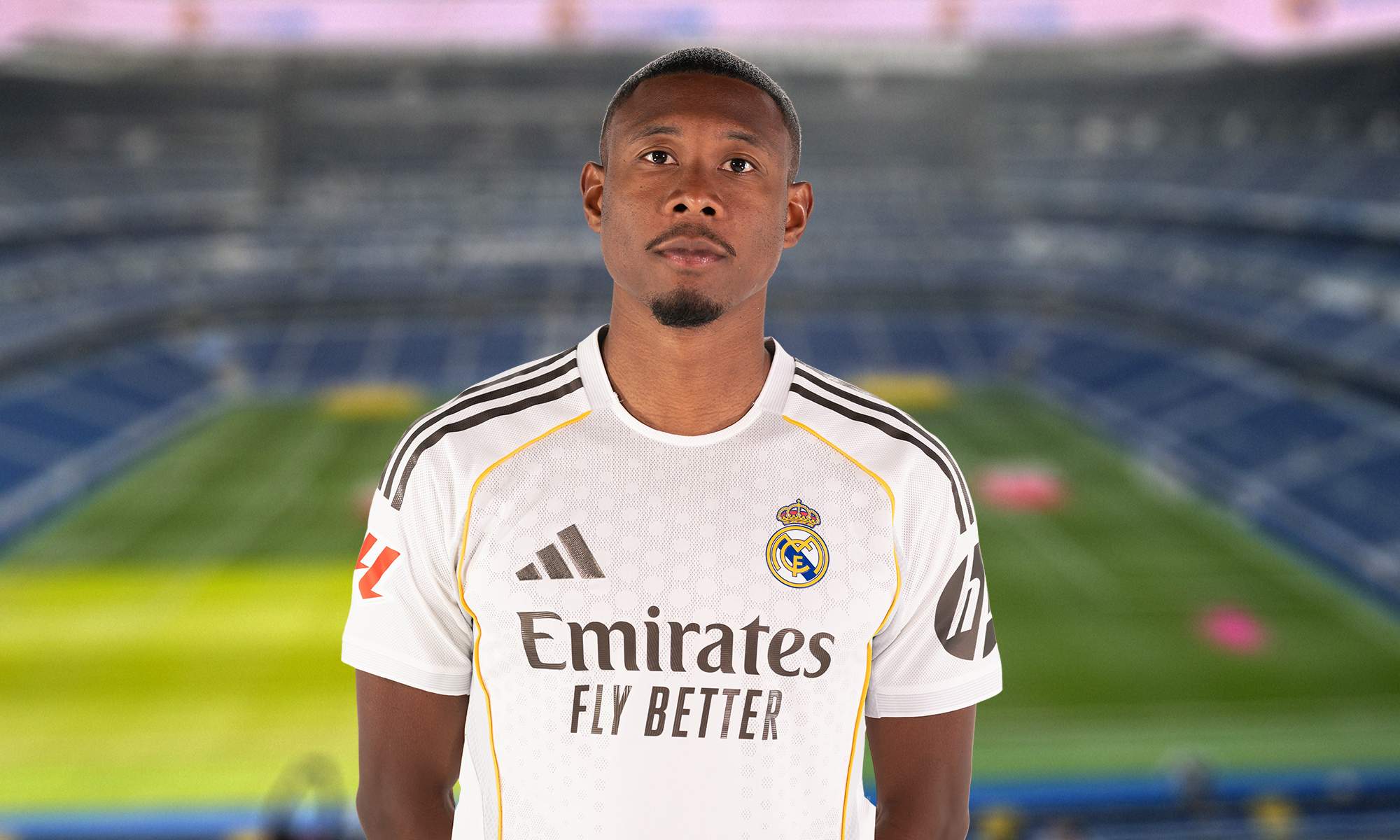 David Alaba con la camiseta del Real Madrid y el Santiago Bernabéu.