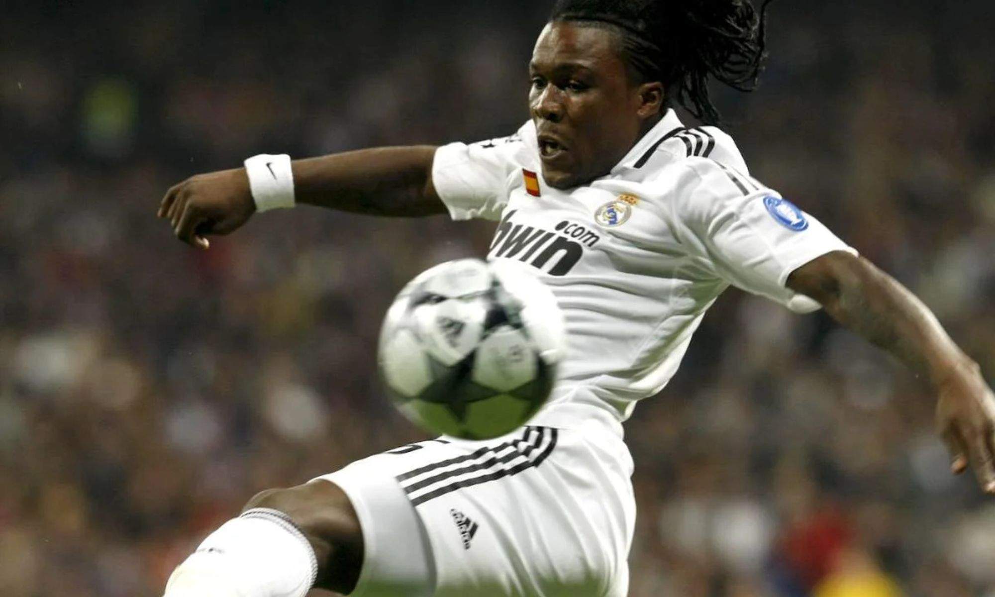 Royston Drenthe sufre un derrame cerebral y es internado en el hospital