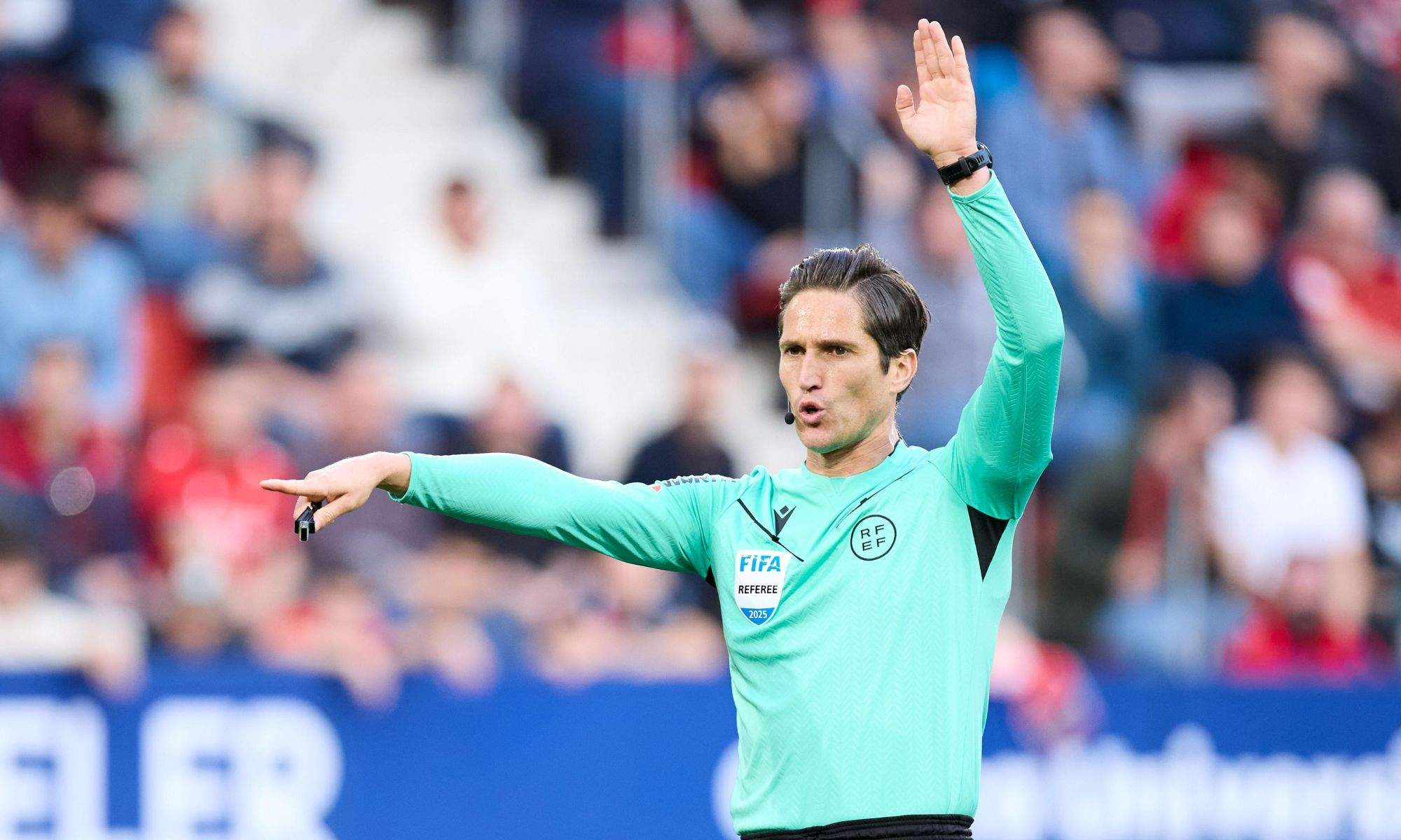 José Luis Munuera Montero arbitrando un partido en Liga
