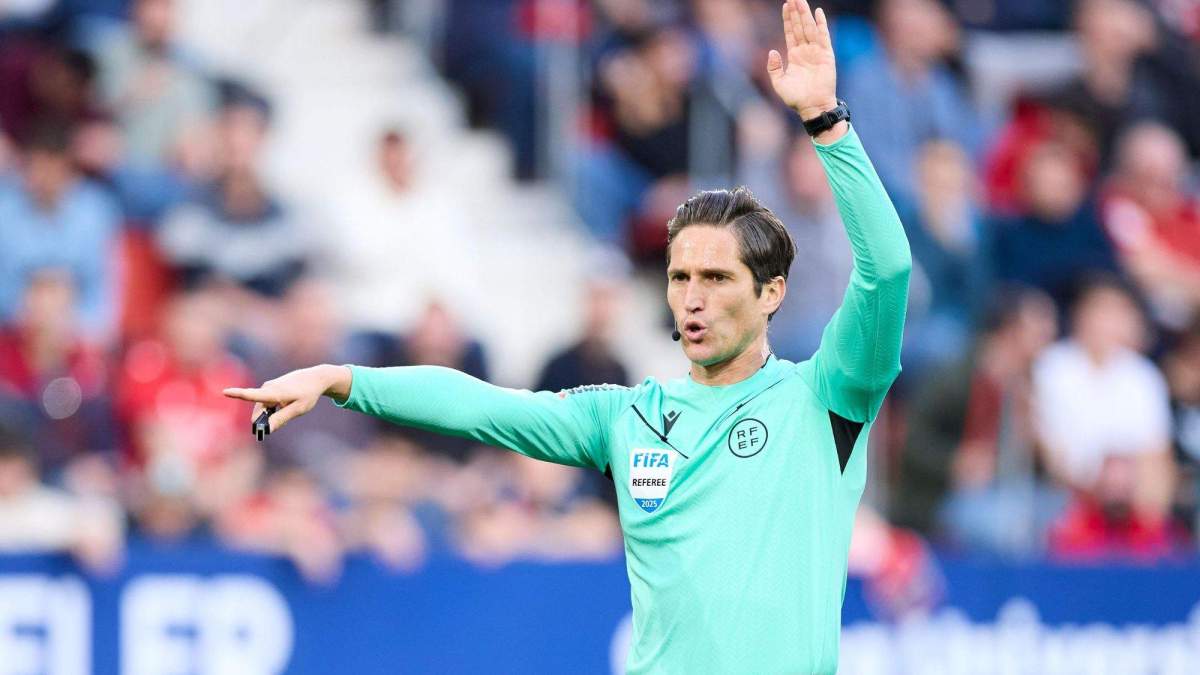 José Luis Munuera Montero arbitrando un partido en Liga