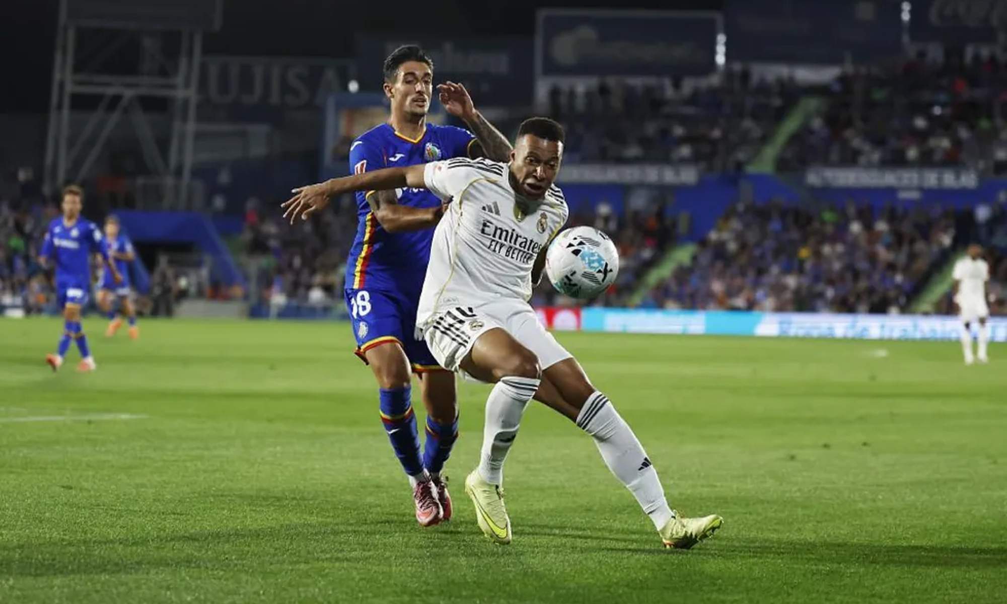 Kylian Mbappé protege el balón ante Alejandro San Cristóbal, durante una acción del partido entre el Getafe y el Real Madrid.