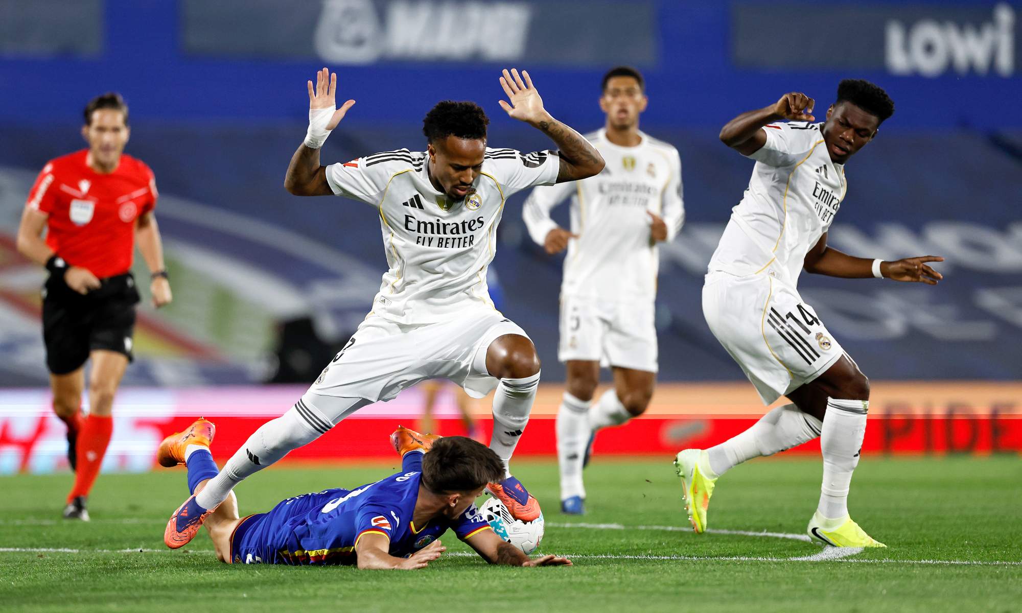 Éder Militao se desentiende de una falta pedida por el Getafe por mediación de Adrián Liso.