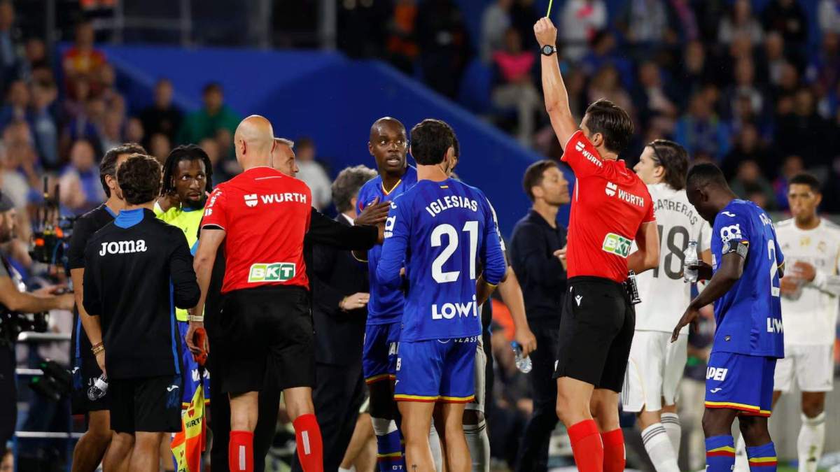 Munuera Montero muestra una cartulina amarilla en el Getafe-Real Madrid de la temporada 25/26 Munuera Montero muestra una cartulina amarilla en el Getafe-Real Madrid de la temporada 25/26