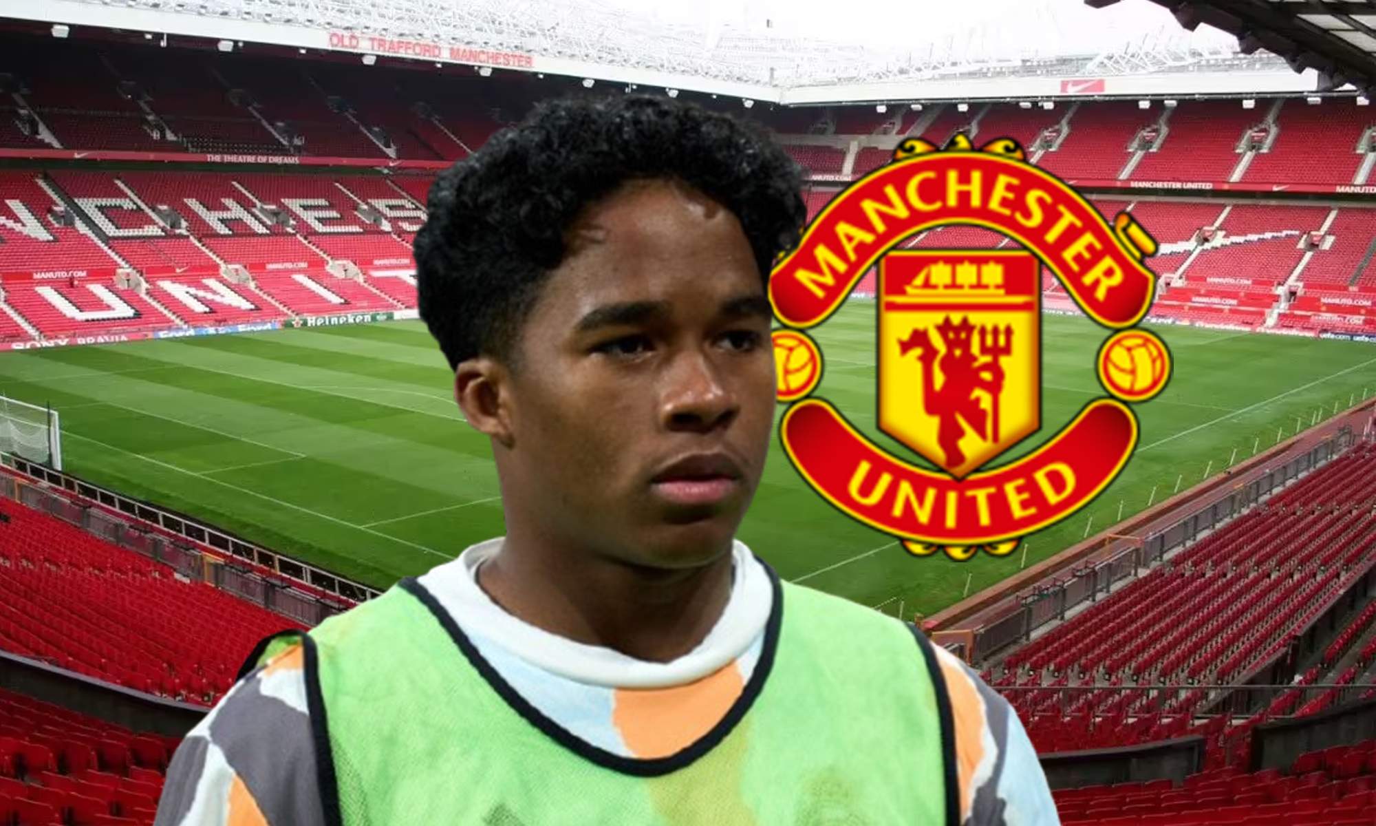 Endrick con un peto, el escudo del Manchester United y Old Trafford. 