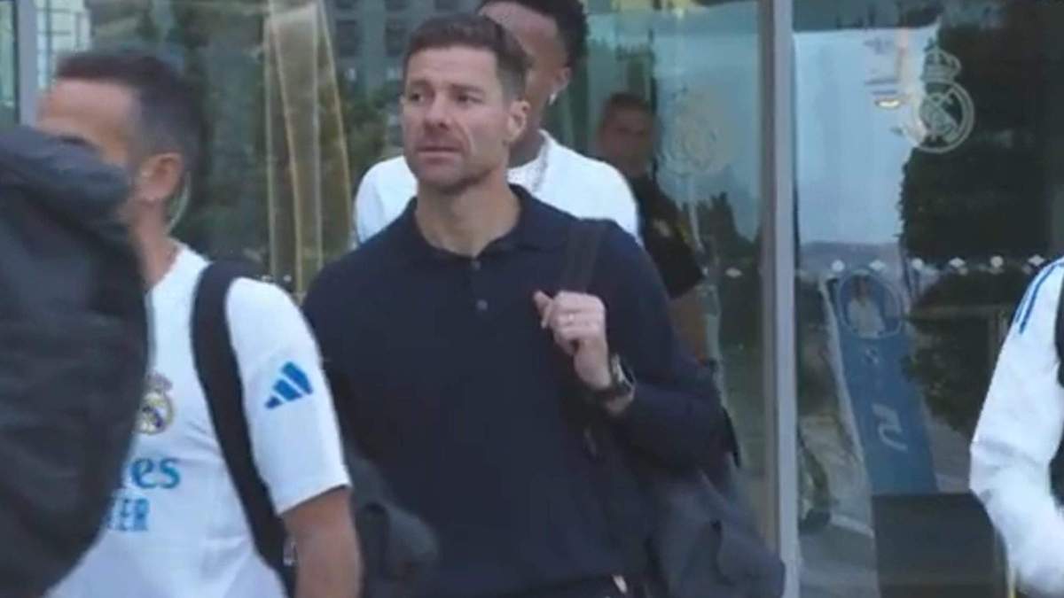 Xabi Alonso antes de subirse al autobús Xabi Alonso antes de subirse al autobús