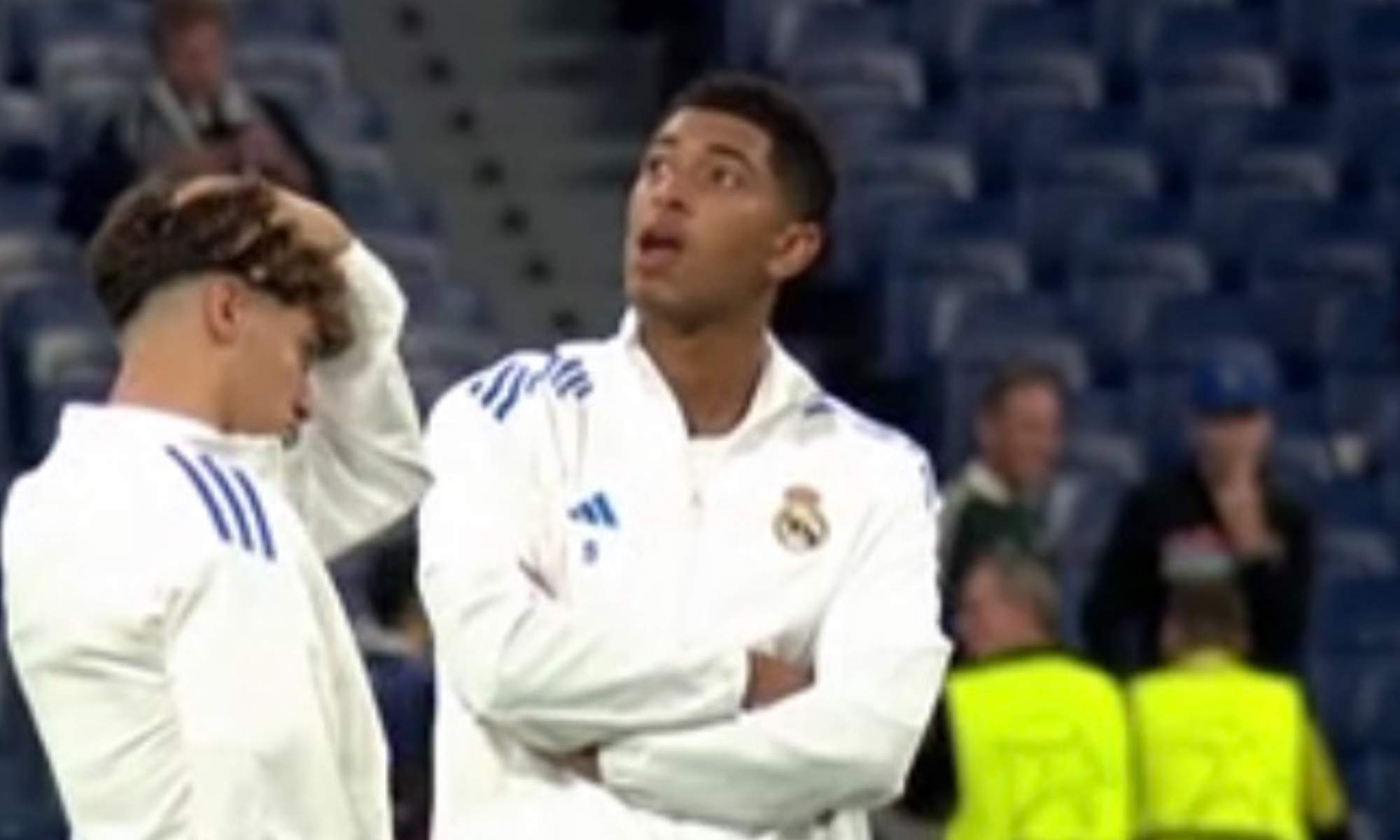 Bellingham se quedó perplejo viendo el tifo en honor a Lucas Vázquez