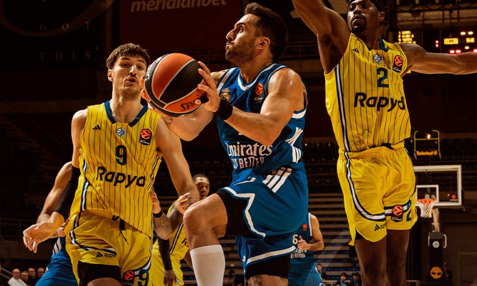 Campazzo intenta anotar durante la visita del Real Madrid al Maccabi