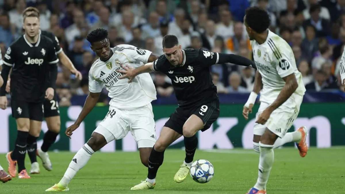 Aurelién Tchouameni y Éder Militao, presionando a Dusan Vlahovic. Aurelién Tchouameni y Éder Militao, presionando a Dusan Vlahovic.