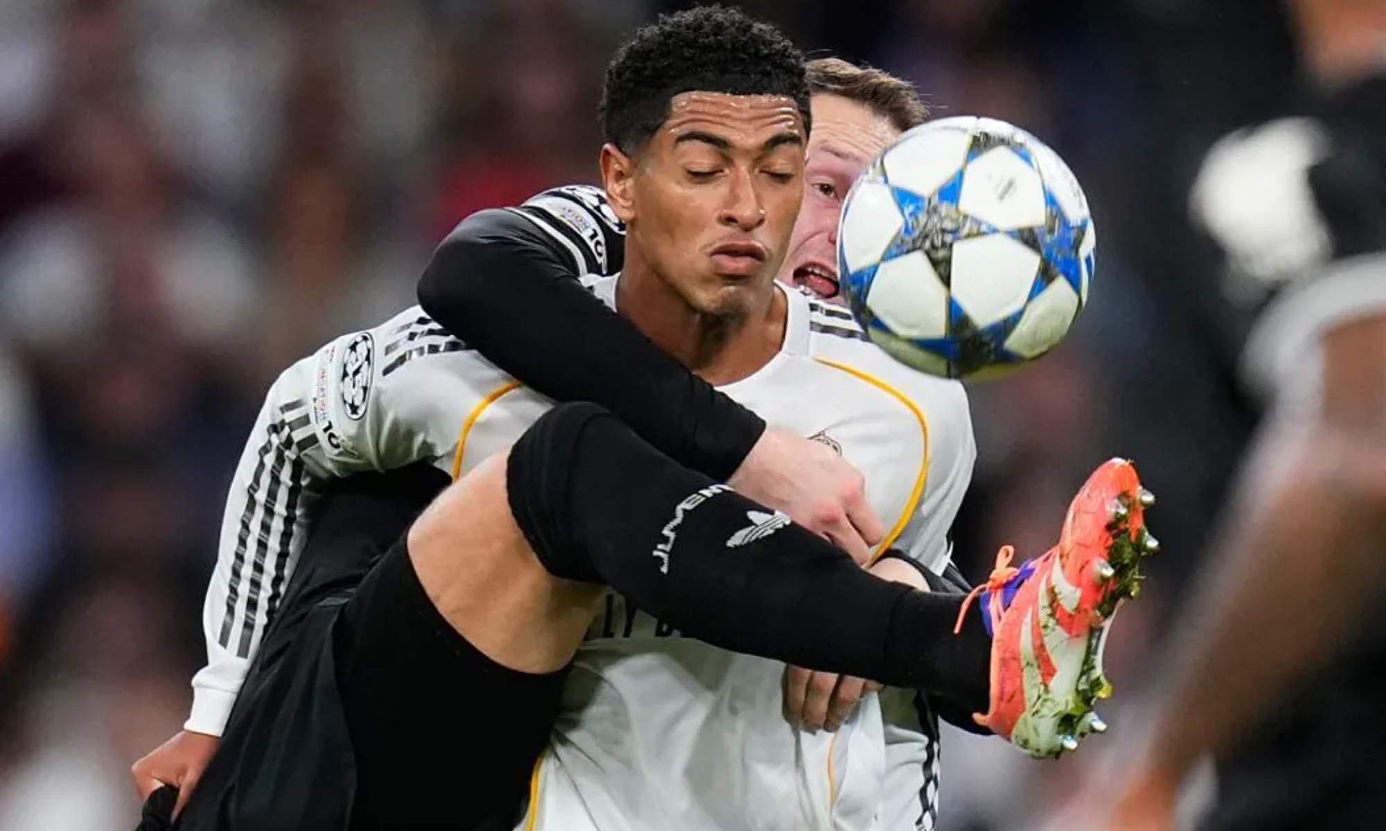 Jude Bellingham y Teun Koopmeiners, disputando por un balón durante el partido de esta noche en el Bernabéu entre el Real Madrid y la Juventus.