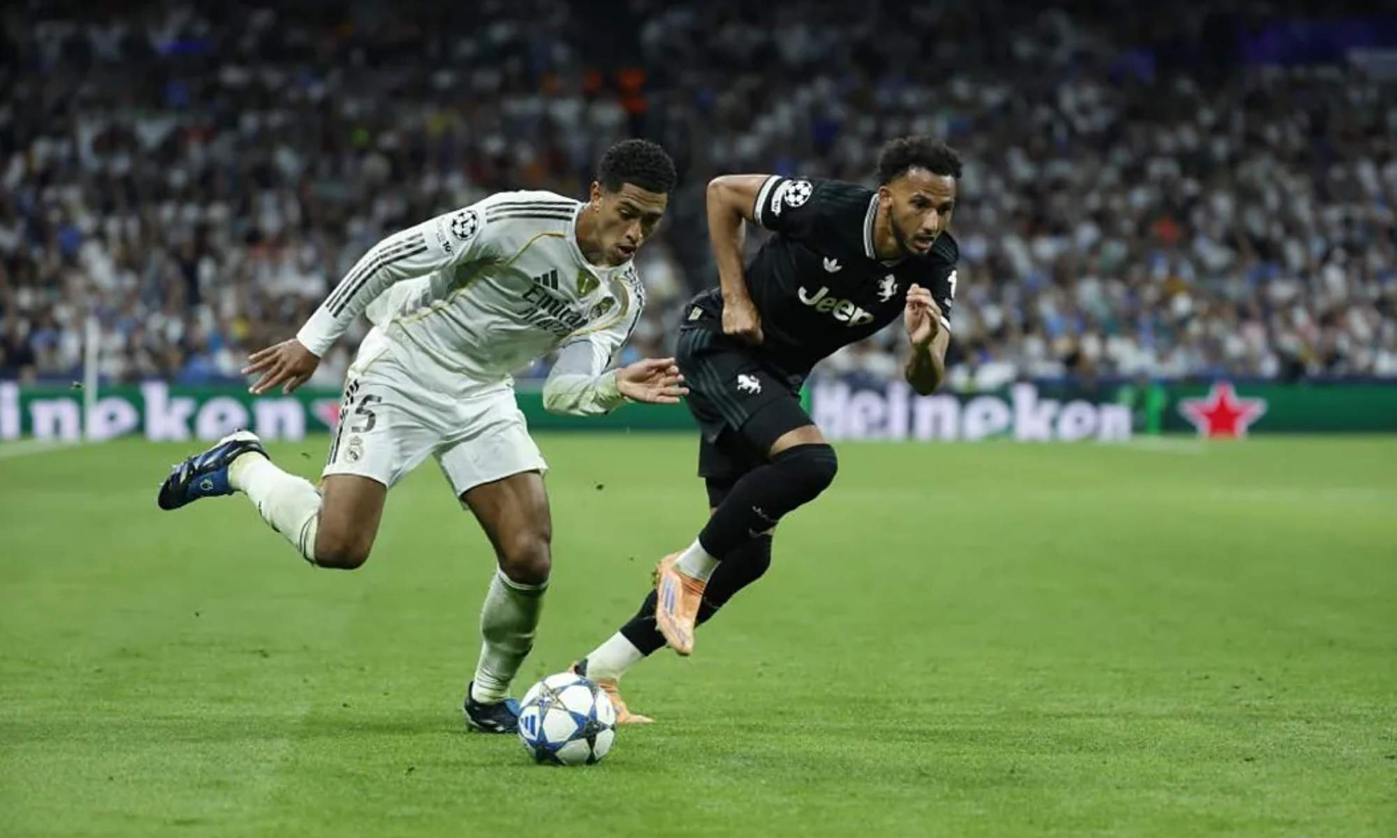 Carrera de Jude Bellingham, intentando escapar de Lloyd Kelly, durante el partido de esta noche entre Real Madrid y Juventus.