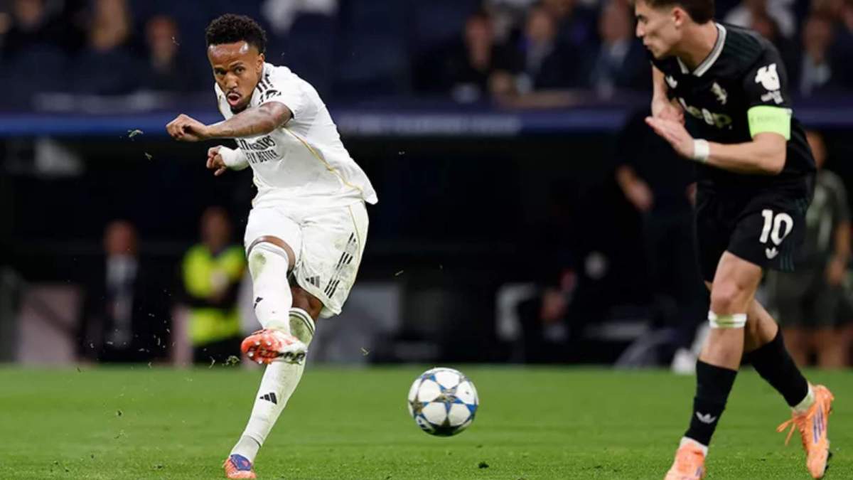 Éder Militao filtra un pase teniendo delante a Kenan Yildiz. Éder Militao filtra un pase teniendo delante a Kenan Yildiz.
