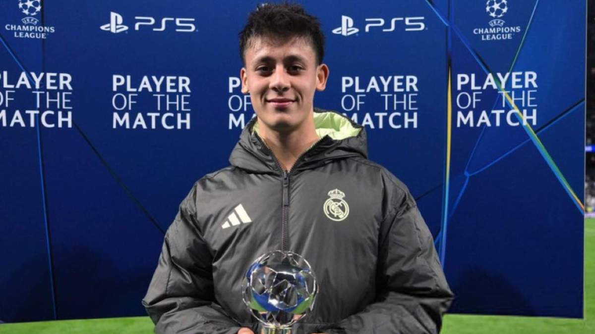 Arda Güler con el trofeo 'Player Of The Match Arda Güler con el trofeo 'Player Of The Match