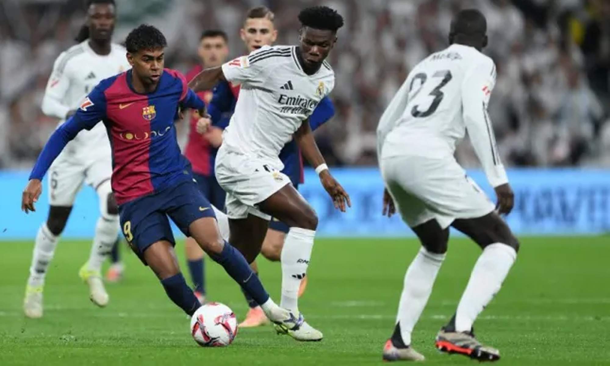 Lamine Yamal jugando contra el Real Madrid en un Clásico de la temporada pasada.