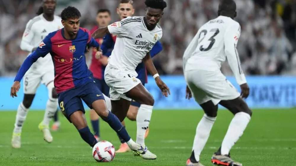 Lamine Yamal jugando contra el Real Madrid en un Clásico de la temporada pasada.