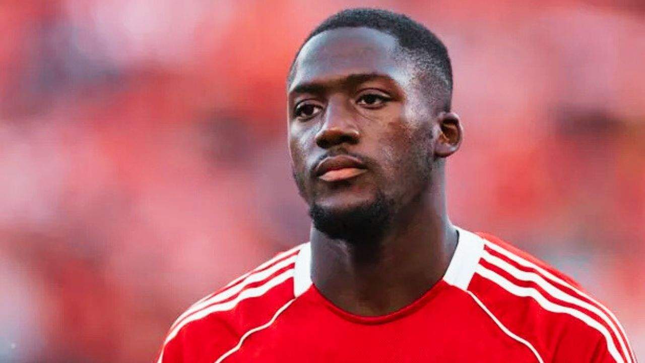 Ibrahima Konaté jugando un partido con el Liverpool.