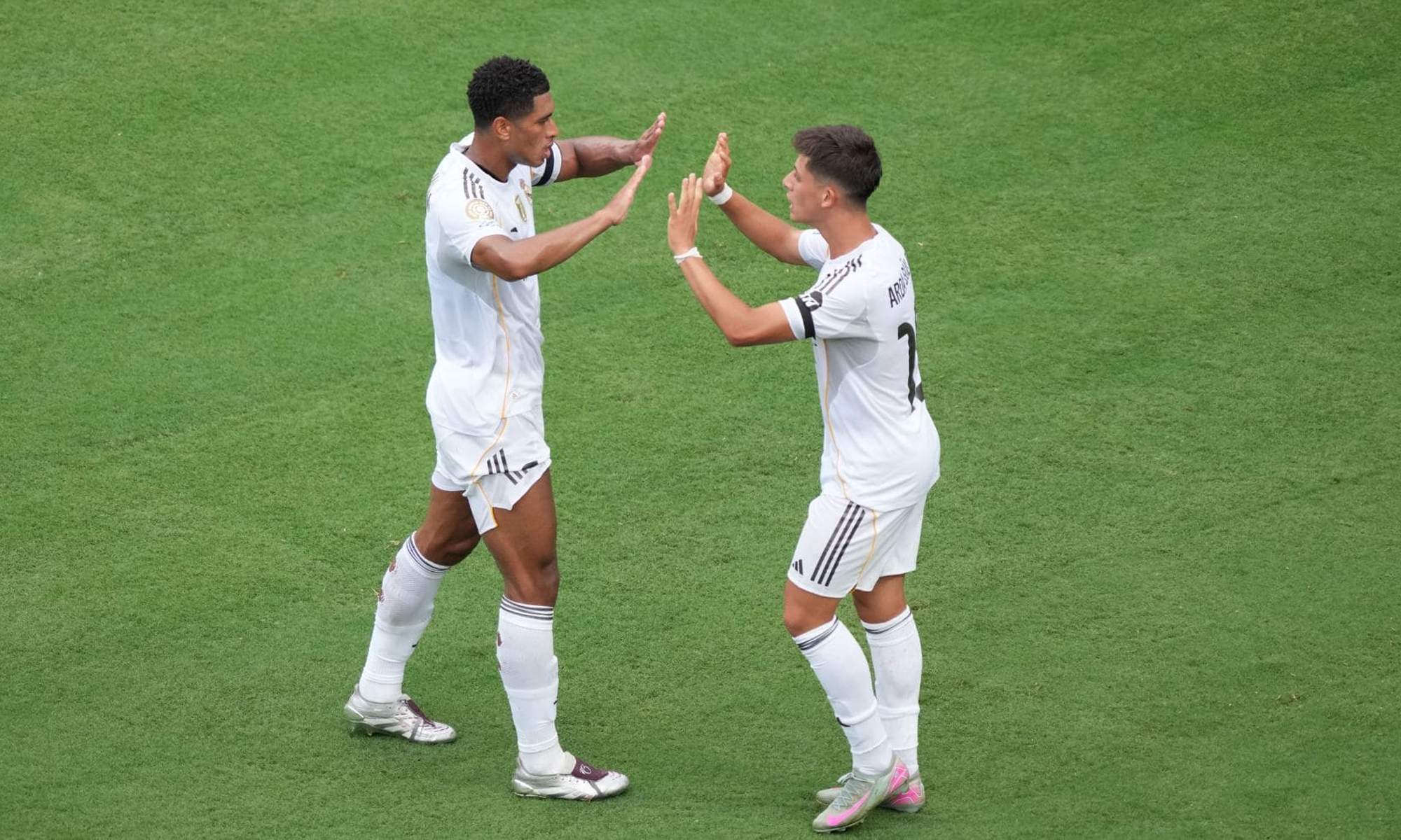 Jude Bellingham saludando a Arda Güler durante un partido del Real Madrid. Jude Bellingham saludando a Arda Güler durante un partido del Real Madrid.