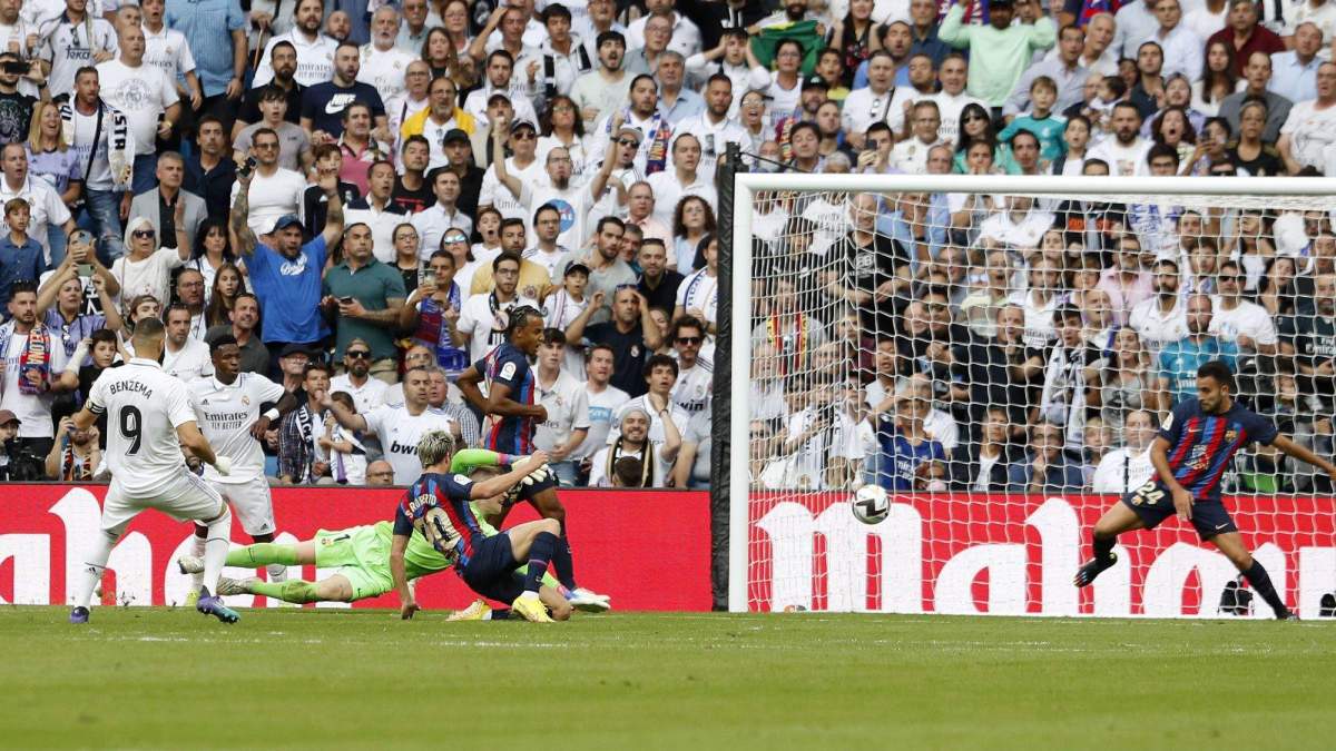 Karim Benzema anota un gol en el Real Madrid-FC Barcelona de la temporada 22/23 Karim Benzema anota un gol en el Real Madrid-FC Barcelona de la temporada 22/23