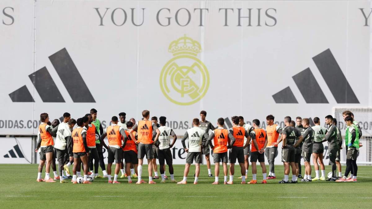 Xabi Alonso, con todos sus jugadores y su 'staff' durante el entrenamiento de este sábado en Valdebebas. Xabi Alonso, con todos sus jugadores y su 'staff' durante el entrenamiento de este sábado en Valdebebas.