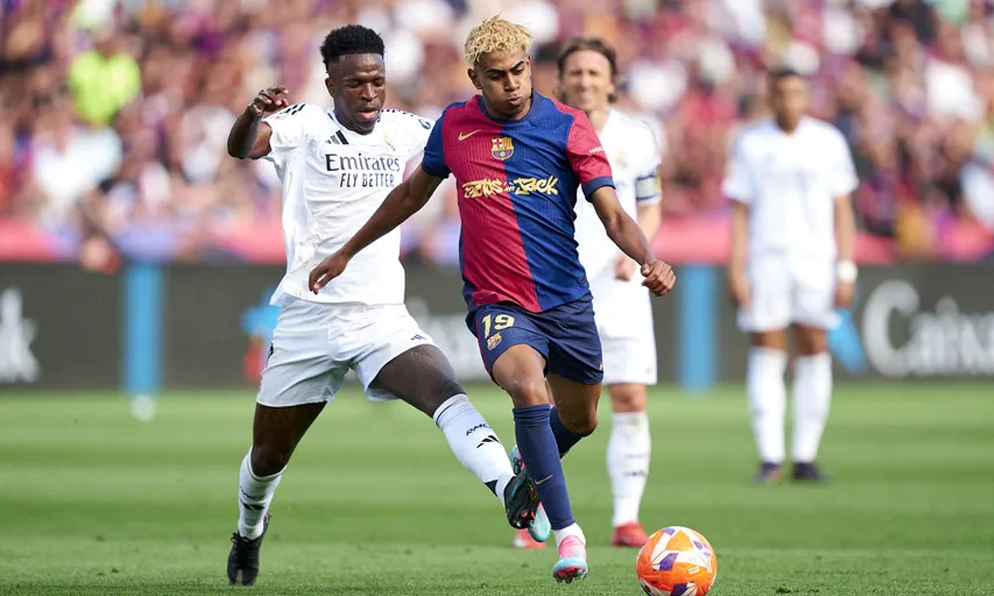 Lamine Yamal y Vinícius Júnior en un Clásico.  Lamine Yamal y Vinícius Júnior en un Clásico.