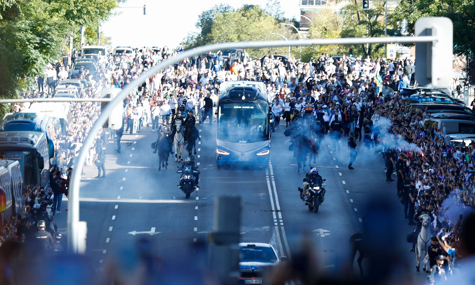El recibimiento de la afición madridista al autobus del equipo.
