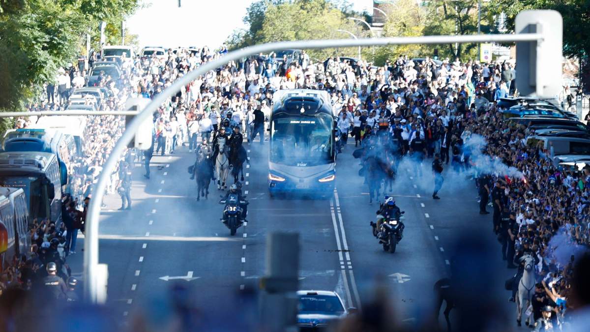 El recibimiento de la afición madridista al autobus del equipo.