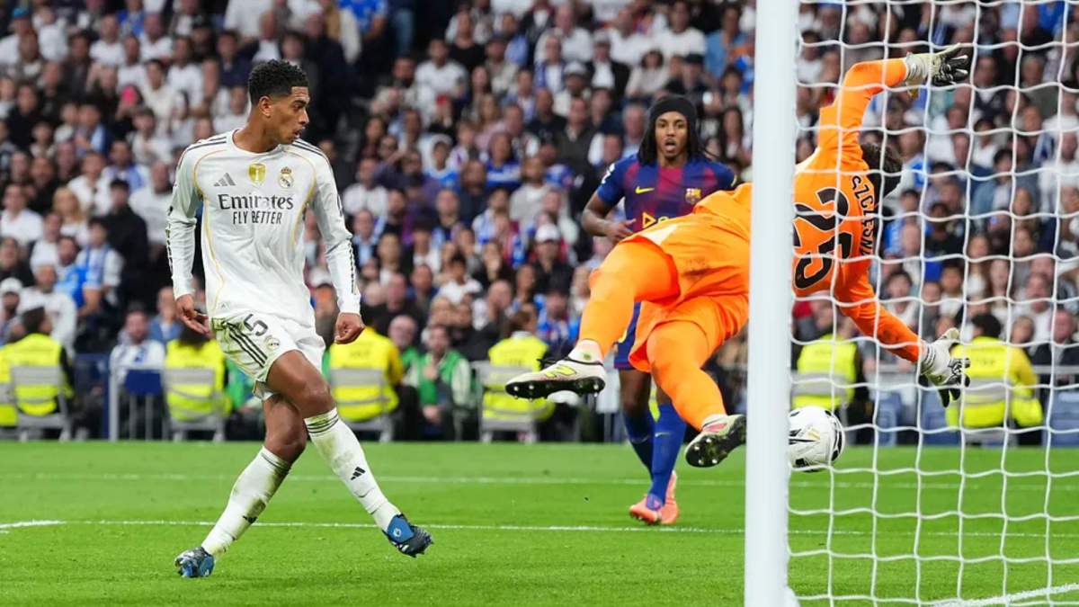 Jude Bellingham, en el momento de marcar el segundo gol del Real Madrid ante el Barça en el partido de esta tarde. Jude Bellingham, en el momento de marcar el segundo gol del Real Madrid ante el Barça en el partido de esta tarde.