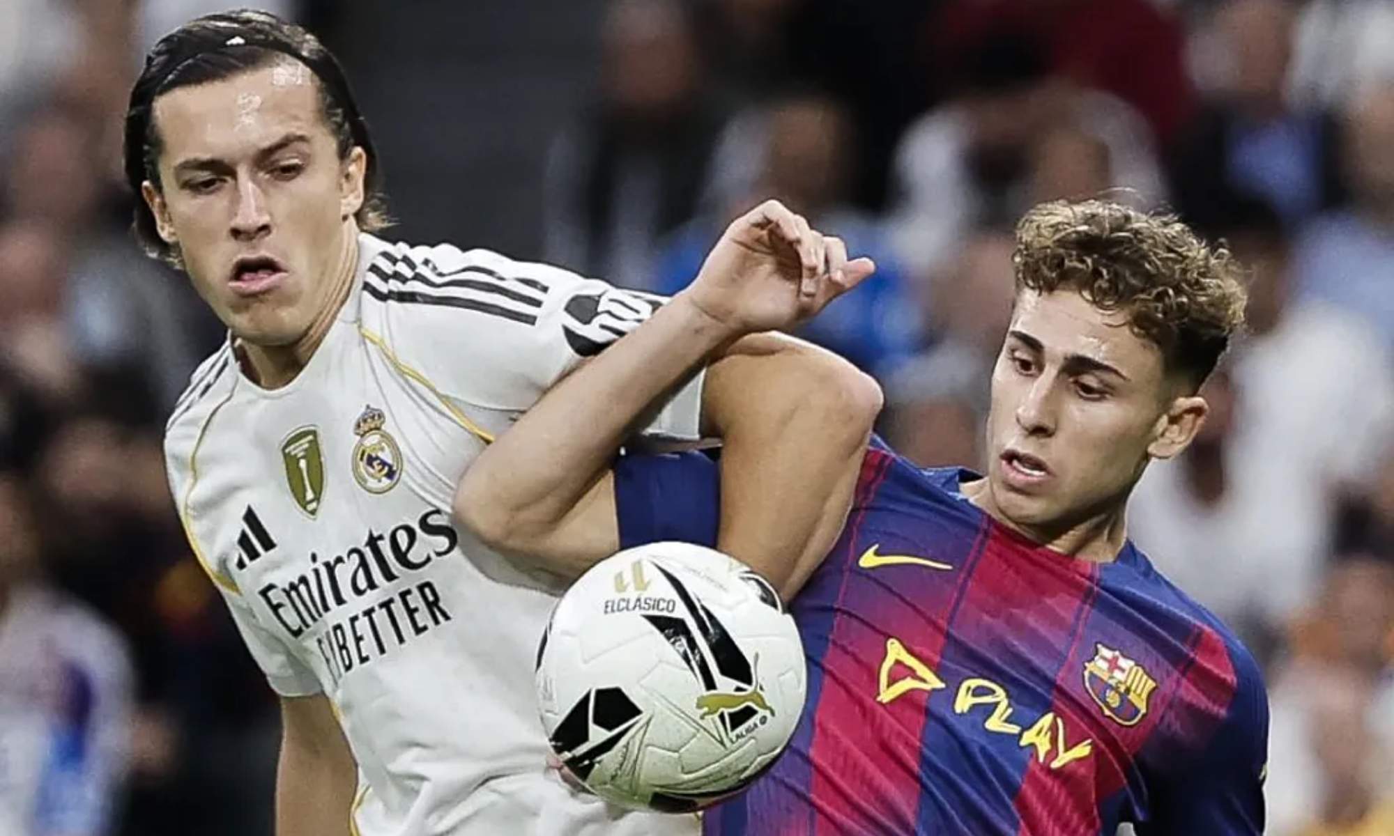 Álvaro Carreras y Fermín, luchando por un balón dividido durante el partido de esta tarde entre el Real Madrid y el Barcelona. Álvaro Carreras y Fermín, luchando por un balón dividido durante el partido de esta tarde entre el Real Madrid y el Barcelona.