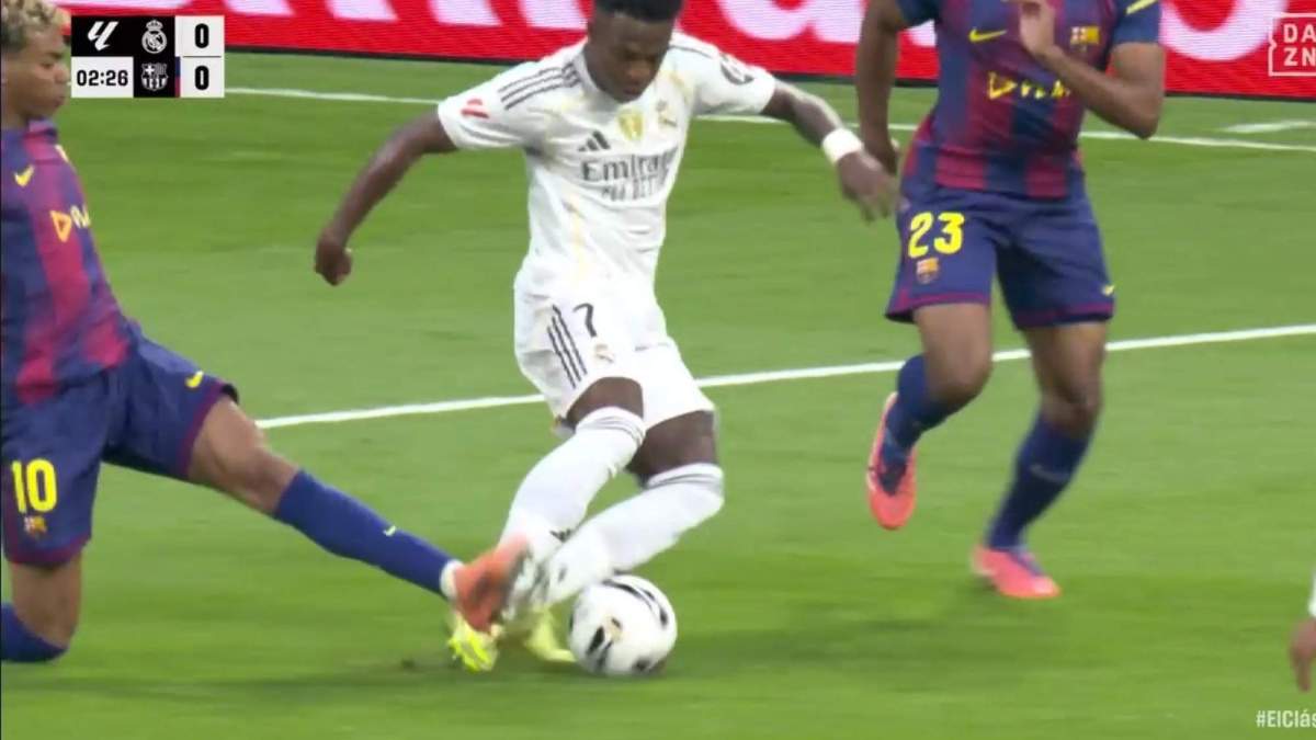 Posible penalti de Lamine Yamal a Vinicius Posible penalti de Lamine Yamal a Vinicius