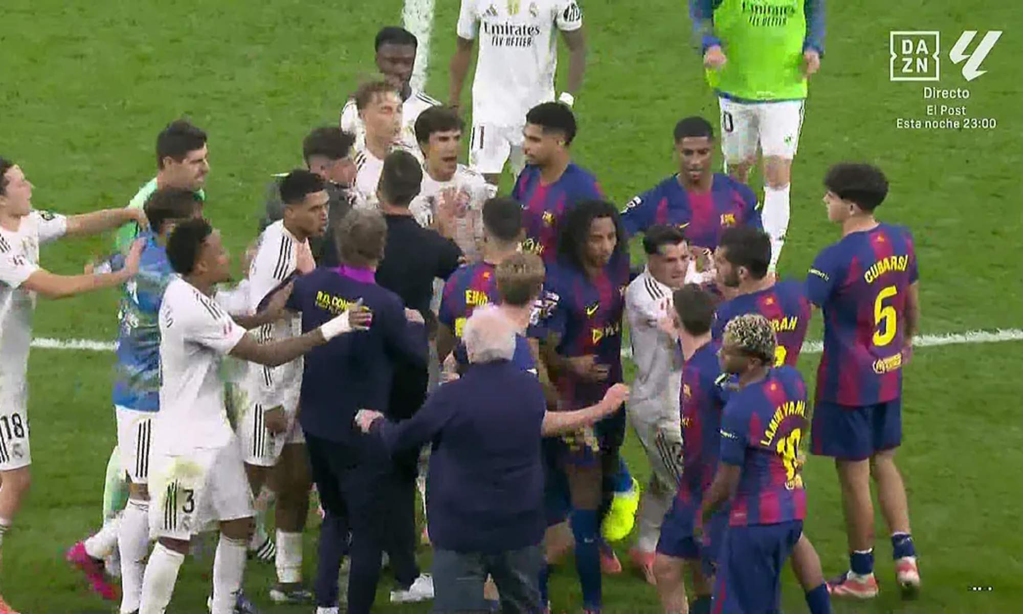 Lamine Yamal ha sido protagonista en la trifulca final que ha tenido lugar en el Clásico de esta tarde, aunque Dani Carvajal le ha mandado callar. Lamine Yamal ha sido protagonista en la trifulca final que ha tenido lugar en el Clásico de esta tarde, aunque Dani Carvajal le ha mandado callar.