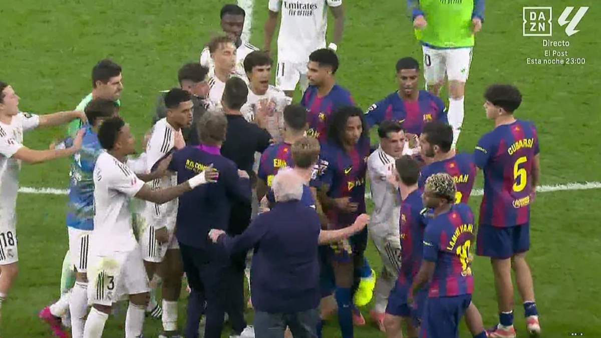 Lamine Yamal ha sido protagonista en la trifulca final que ha tenido lugar en el Clásico de esta tarde, aunque Dani Carvajal le ha mandado callar. Lamine Yamal ha sido protagonista en la trifulca final que ha tenido lugar en el Clásico de esta tarde, aunque Dani Carvajal le ha mandado callar.