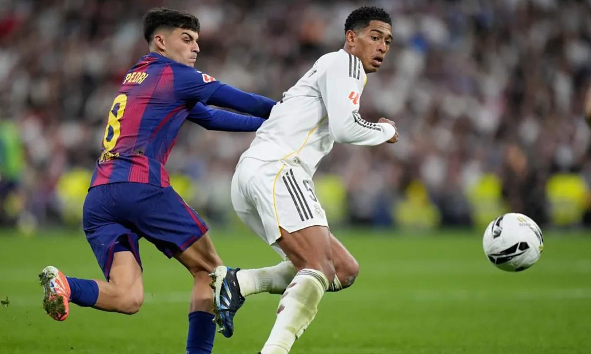 Jude Bellingham y Pedri, en la lucha por un balón, durante el encuentro entre el Madrid y el Barça de esta tarde. Jude Bellingham y Pedri, en la lucha por un balón, durante el encuentro entre el Madrid y el Barça de esta tarde.