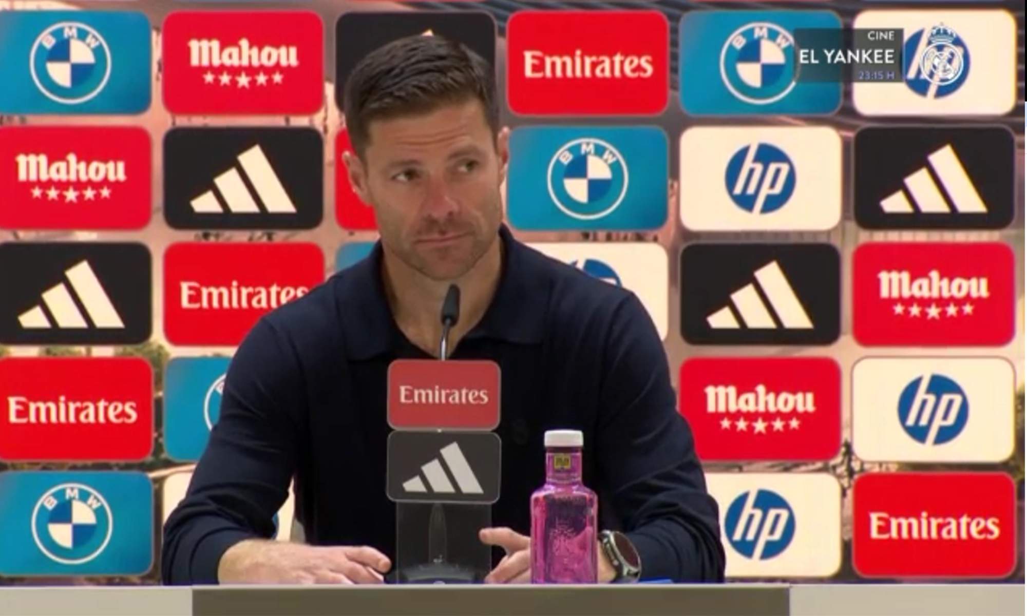 Xabi Alonso hablando en la rueda de prensa del Real Madrid. Xabi Alonso hablando en la rueda de prensa del Real Madrid.