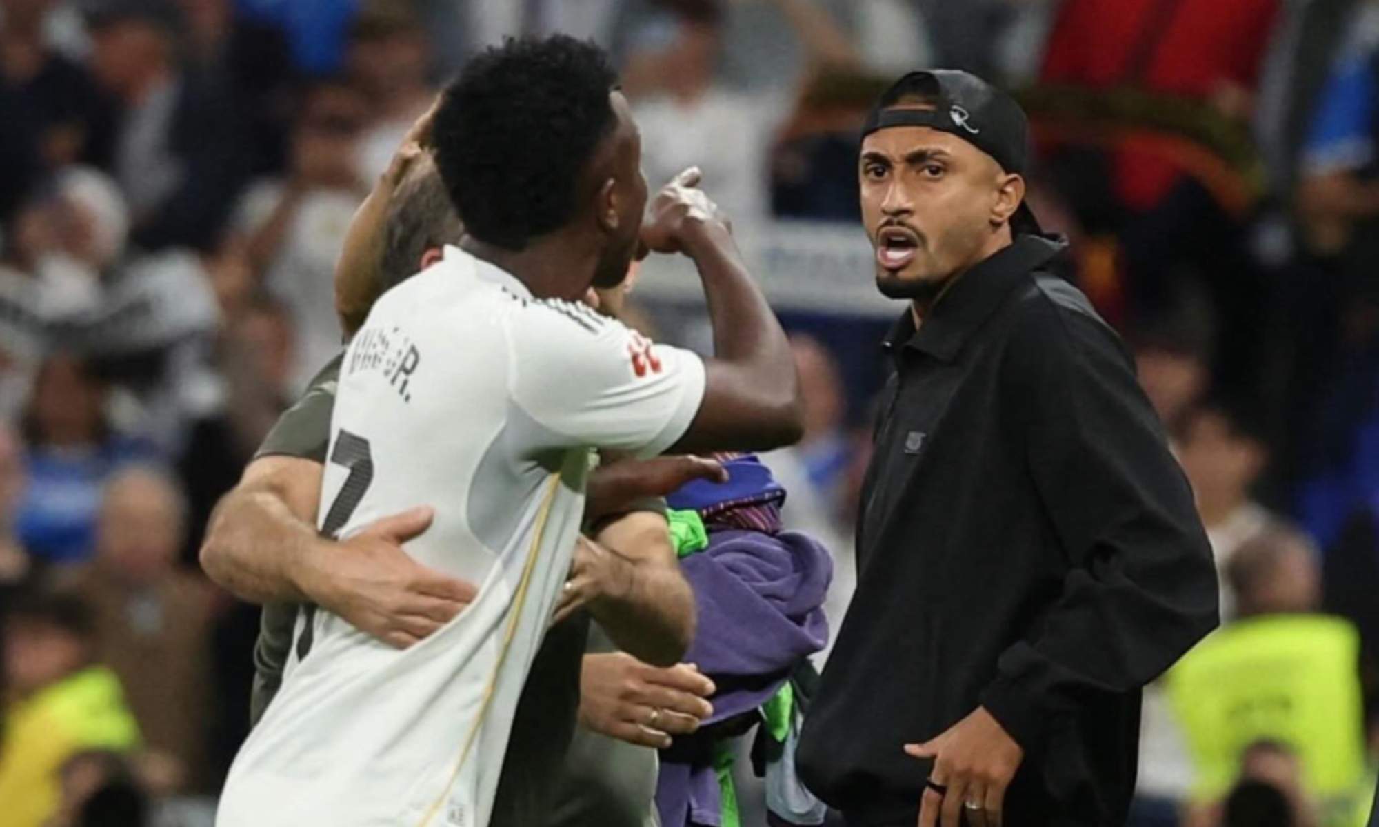 Vinicius Junior tuvieron sus más y sus menos al final del Clásico, aunque después hablaron tranquilamente y comentaron la salida de tono de Lamine Yamal. Vinicius Junior tuvieron sus más y sus menos al final del Clásico, aunque después hablaron tranquilamente y comentaron la salida de tono de Lamine Yamal.