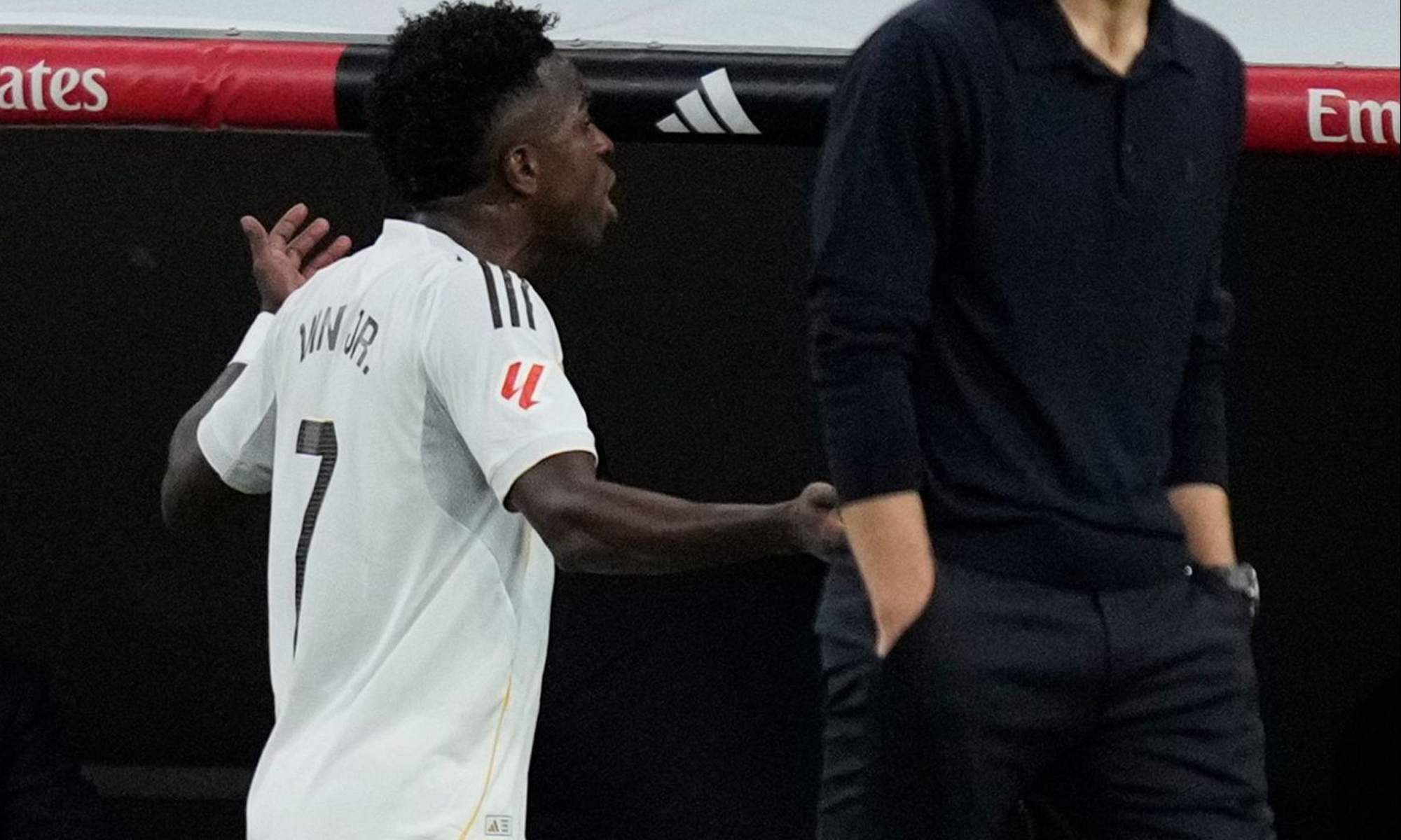 Vinícius Júnior enfadado con el cambio de Xabi Alonso. Vinícius Júnior enfadado con el cambio de Xabi Alonso.