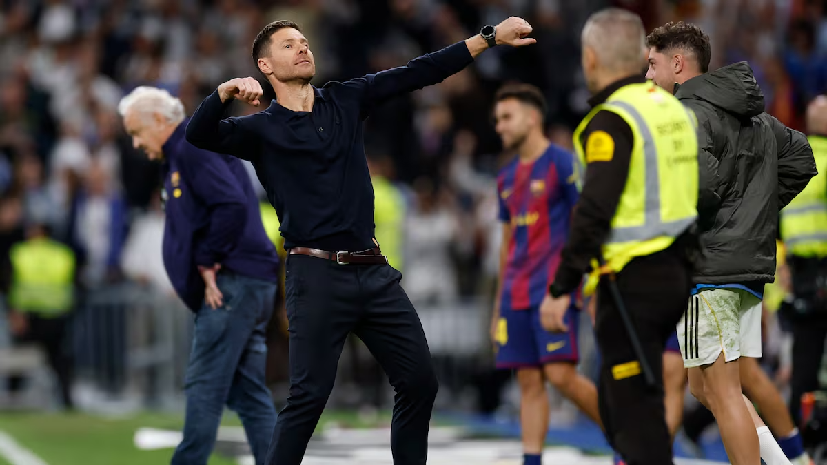 Xabi Alonso celebrando un gol del Real Madrid.