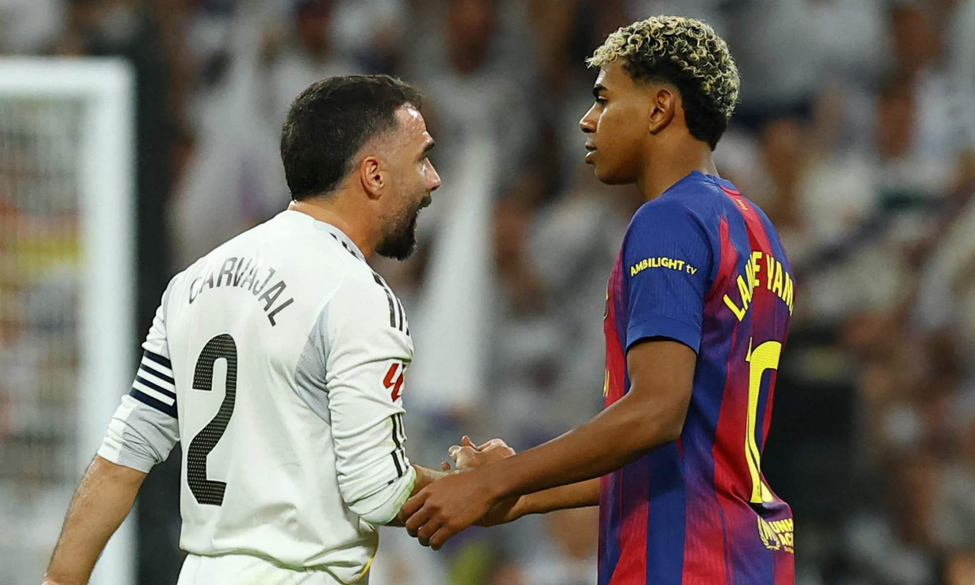 Dani Carvajal saludando a Lamine Yamal en el primer Clásico de LaLiga. Dani Carvajal saludando a Lamine Yamal en el primer Clásico de LaLiga.
