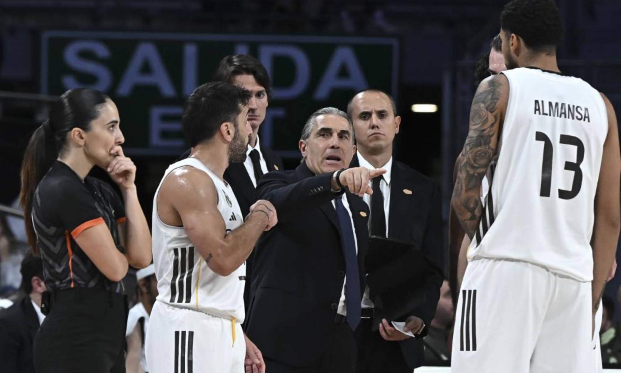 Sergio Scariolo, hablando con varios de sus jugadores durante un partido del Real Madrid de esta temporada.