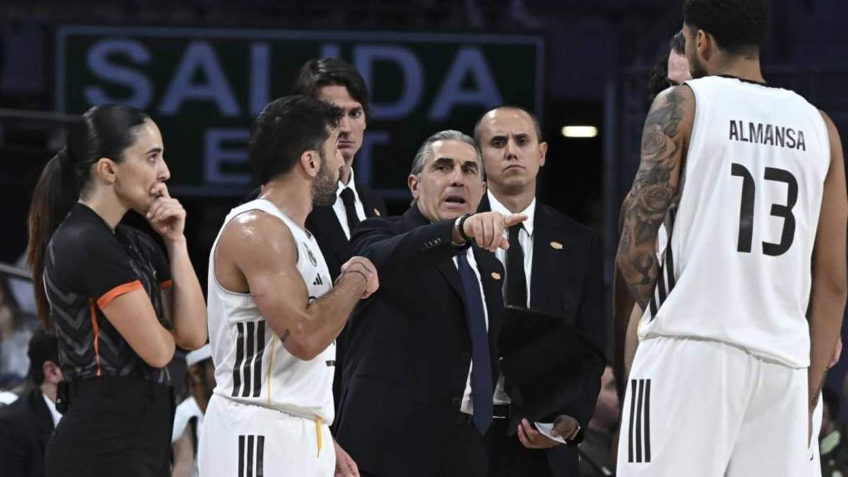 Sergio Scariolo, hablando con varios de sus jugadores durante un partido del Real Madrid de esta temporada. Sergio Scariolo, hablando con varios de sus jugadores durante un partido del Real Madrid de esta temporada.