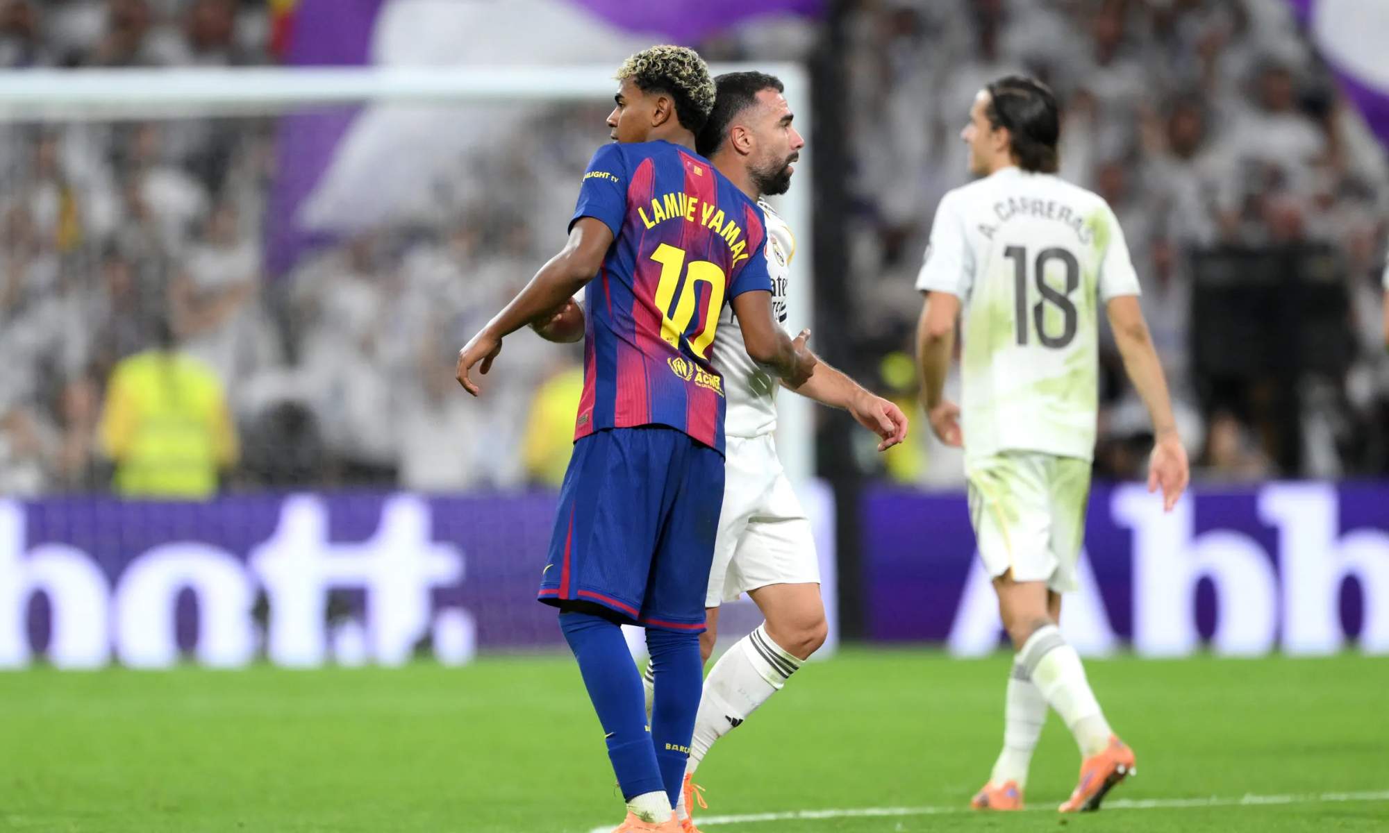 Lamine Yamal y Dani Carvajal, saludándose después del partido del domingo entre el Real Madrid y el Barcelona en el estadio Santiago Bernabéu.