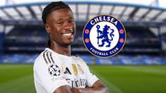 Eduardo Camavinga con la camiseta del Real Madrid y el escudo del Chelsea. Eduardo Camavinga con la camiseta del Real Madrid y el escudo del Chelsea.